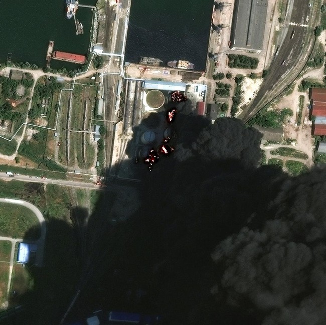 Citra Satelit Ungkap Kerusakan Depot Minyak Kerch Ukraina
