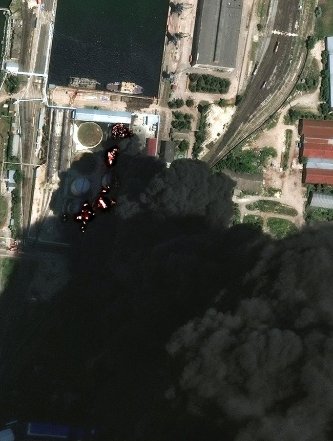Citra Satelit Ungkap Kerusakan Depot Minyak Kerch Ukraina