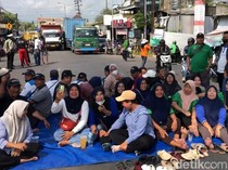 Ratusan Buruh Demo Pabrik Kertas di Mojokerto, Sempat Blokade Jalan