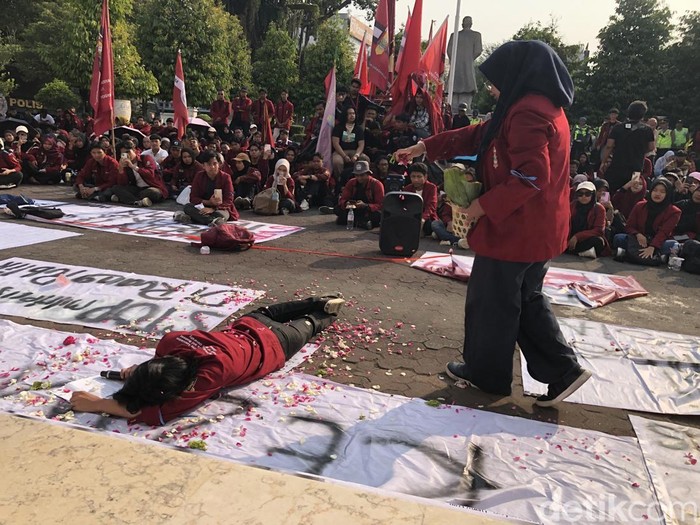 Mahasiswa dalam aksi teatrikal di depan gedung DPRD DIY, Kota Jogja, Senin (22/6/2026).