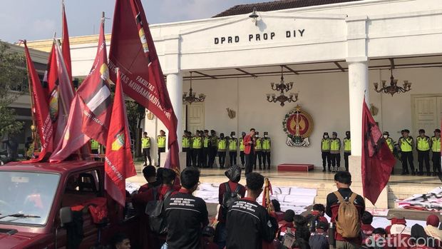 Demo Mahasiswa Mahasiswa dalam aksi teatrikal di depan gedung DPRD DIY, Kota Jogja, Senin (22/6/2026).