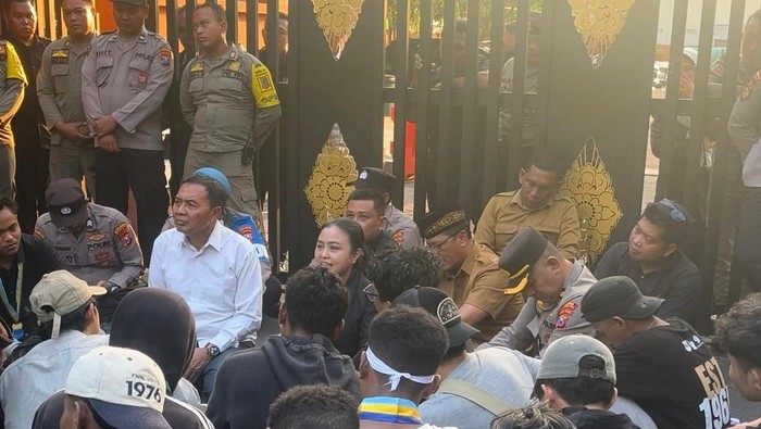 Demo MBG dan Kopdes di DPRD Mojokerto