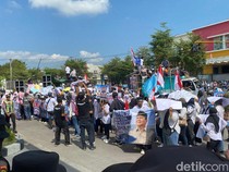 Ribuan Relawan Demo di DPRD Bojonegoro Tuntut Evaluasi Program MBG