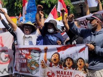 Saat Massa Pro dan Kontra MBG Sama-sama Geruduk DPRD Trenggalek