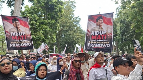 Ribuan massa dari kalangan relawan, mitra dan beberapa pemilik dapur MBG demo di depan kantor Gubernur NTB, Senin (22/6/2026).