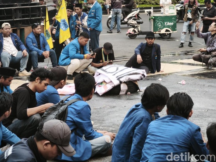 Suasana demo mahasiswa di Kantor Gubernur Jateng, Kecamatan Semarang Selatan, Senin (22/6/2026) sore.