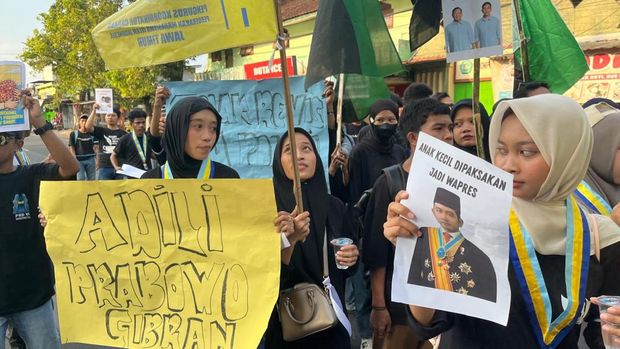 Demo tolak progam Prabowo-Gibran di depan gedung DPRD Mojokerto Demo tolak progam Prabowo-Gibran di depan gedung DPRD Mojokerto
