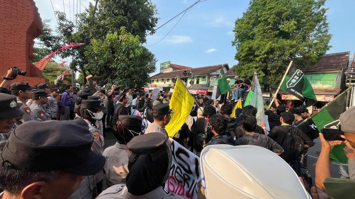 Demo tolak progam Prabowo-Gibran di depan gedung DPRD Mojokerto