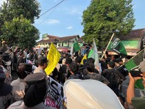 Demo Stop MBG-KDMP di Mojokerto, Mahasiswa Saling Dorong dengan Polisi