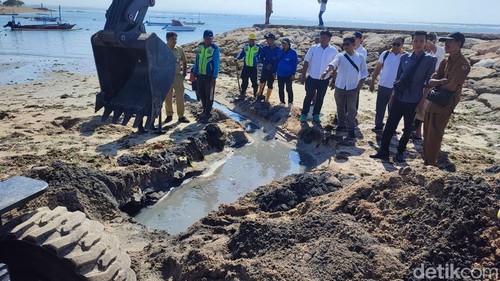 Dinas PUPR Denpasar bersama pihak terkait mengecek dan mengeruk air limbah di Pantai Segara Ayur, Sanur, Senin (22/6/2026).