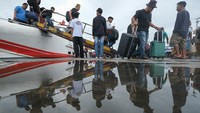 Penumpang turun dari kapal laut yang bersandar di Pelabuhan Nusantara Kendari, Sulawesi Tenggara. Libur sekolah dan program diskon tarif transportasi ekonomi mendorong peningkatan mobilitas masyarakat antardaerah. ANTARA FOTO/Andry Denisah