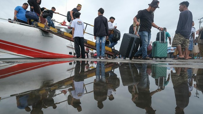 Foto udara kapal fery KMP Bahteramas melintasi Jembatan Teluk Kendari di Teluk Kendari, Sulawesi Tenggara, Senin (22/6/2026). Kementerian Perhubungan kembali memberikan diskon tarif lintas moda transportasi 30 persen untuk kelas ekonomi selama libur sekolah 2026 guna meningkatkan mobilitas dan daya beli masyarakat, mendukung pariwisata serta mendorong pertumbuhan ekonomi daerah. ANTARA FOTO/Andry Denisah/wsj.