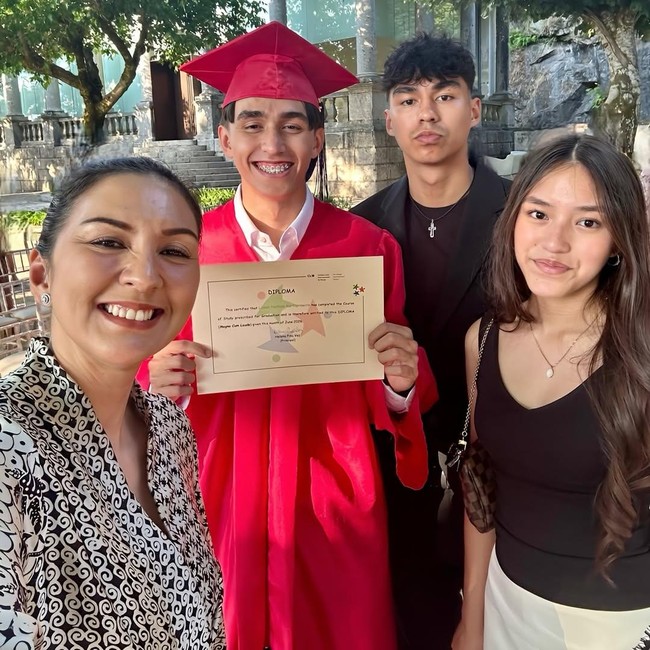 Memori Kelulusan Lionel Anak Donna Agnesia-Darius dari SMA di Portugal