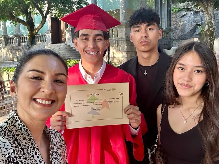 Memori Kelulusan Lionel Anak Donna Agnesia-Darius dari SMA di Portugal