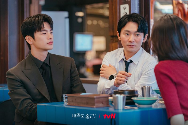 Drama Korea See You at Work Tomorrow Cuplikan adegan drama Korea See You at Work Tomorrow yang dibintangi Seo In Guk dan Park Ji Hyun.