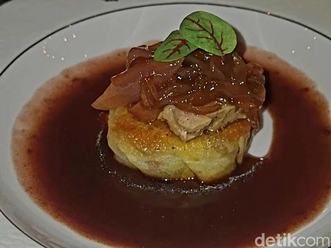 Duck Pastilla, Pâté & Fondant Onion, reinterpretasi modern hidangan klasik Maroko dengan sentuhan Prancis-Italia. Menghadirkan lapisan pastilla renyah dengan duck tender dan bawang karamel lembut.