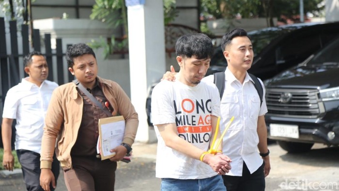 DWD (42), tersangka penggelapan emas dilimpahkan ke Kejaksaan Negeri Semarang, Senin (22/6/2026).
