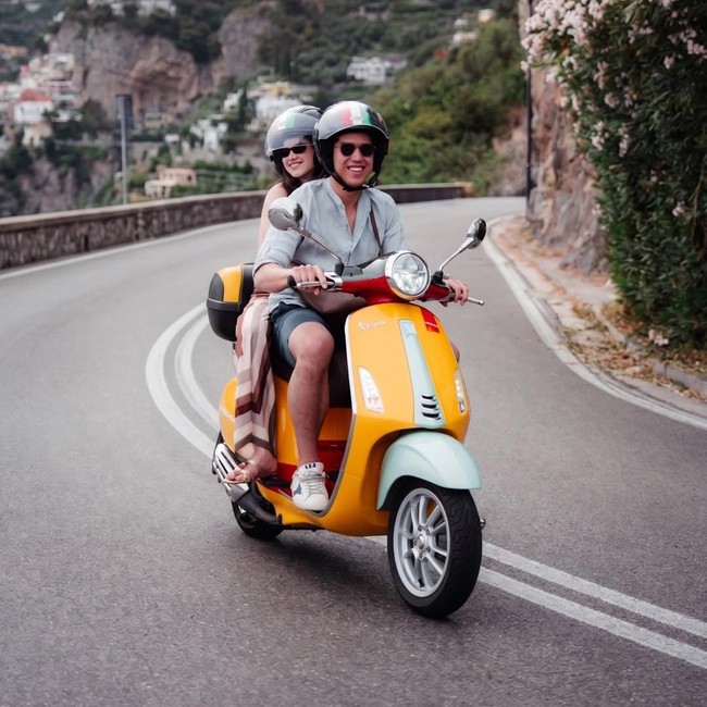 El Rumi Ajak Syifa Hadju Sunmori di Italia Naik Vespa
