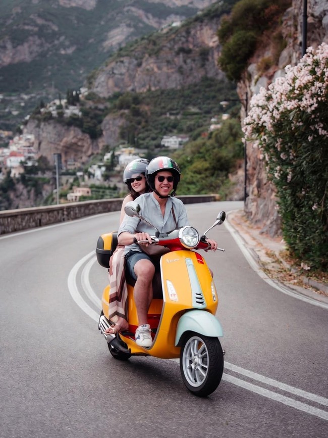 El Rumi Ajak Syifa Hadju Sunmori di Italia Naik Vespa