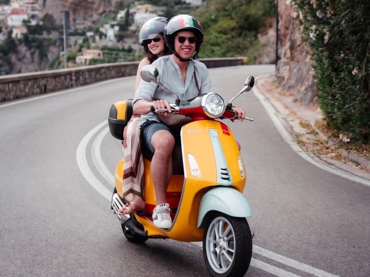 El Rumi Ajak Syifa Hadju Sunmori di Italia Naik Vespa
