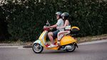El Rumi Ajak Syifa Hadju Sunmori di Italia Naik Vespa