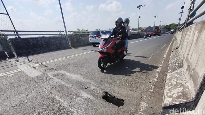Flyover Tenggulunan, Kecamatan Candi, Sidoarjo renggang dan berlubang