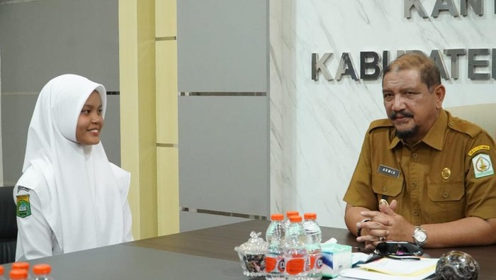 Foto: Zilqueensa saat bertemu Bupati Aceh Tamiang di Aula Kantor Bupati Aceh Tamiang, Selasa (2/6). (Dok Pemkab Aceh Tamiang)