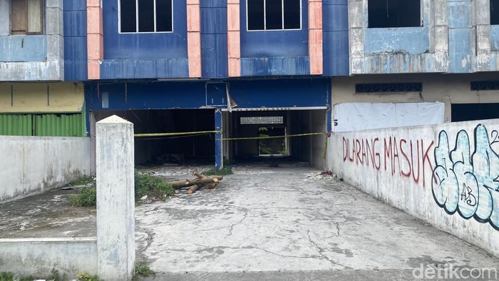 Garis polisi terpasang di ruko tempat ditemukannya jasad seorang pria tergantung di Medan. (Mhd Ilham Pradilla/detikSumut)