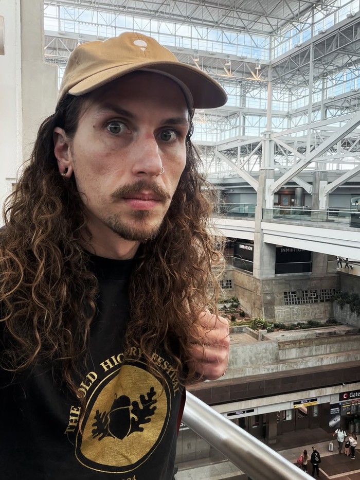 Vokalis Silent Planet, Garrett Russell, mengalami insiden unik saat tampil di Polandia. Rambutnya tersangkut drone setelah menyanyikan lagu yang mengkritik teknologi.