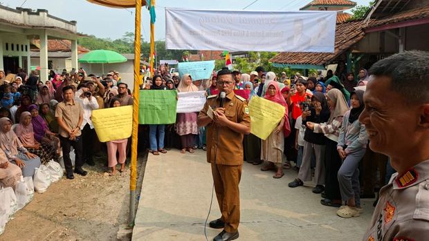 Gubernur Banten Andra Soni meninjau jalan desa yang dibangun dengan beton. (Arief,detikcom)