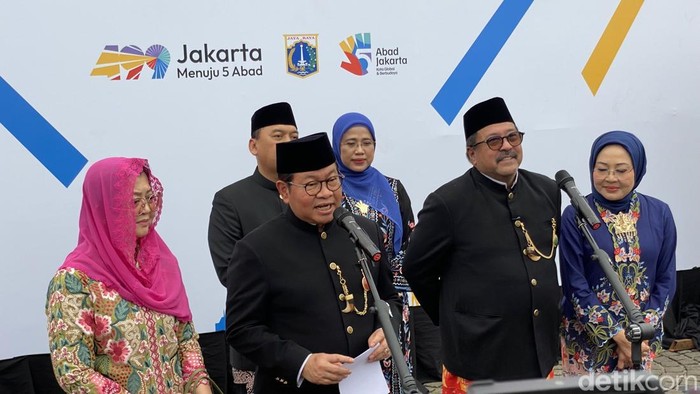 Gubernur DKI Jakarta memberi amanat saat upacara hari ulang tahun (HUT) ke-499 Jakarta di Monas, Jakarta Pusat. (Devi/detikcom)