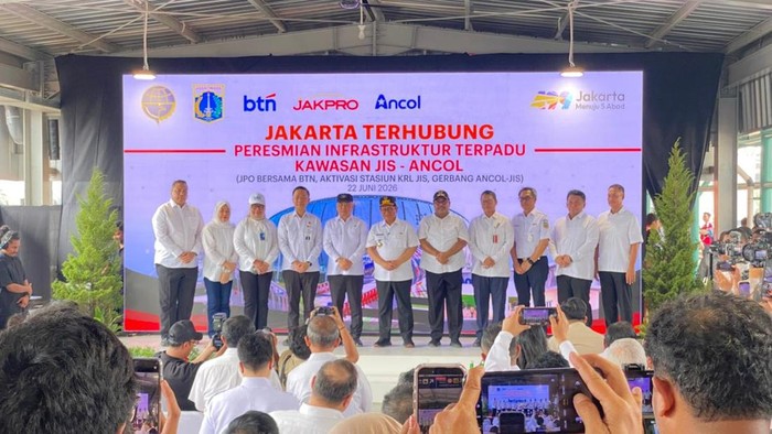 Gubernur Pramono Anung meresmikan jembatan penghubung Ancol dan JIS. (Devi/detikcom)