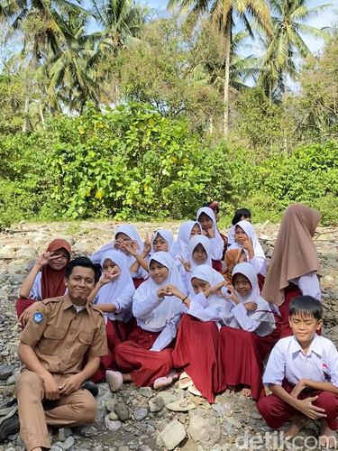 Guru perbaiki pintu kelas di SD Negeri Terpencil di Sulawesi Tengah viral. Aksi ini terpaksa dilakukan karena kambing sering masuk dan mengganggu siswa belajar.