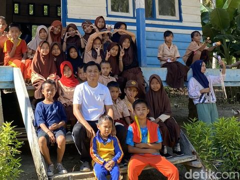 Guru perbaiki pintu kelas di SD Negeri Terpencil di Sulawesi Tengah viral. Aksi ini terpaksa dilakukan karena kambing sering masuk dan mengganggu siswa belajar.