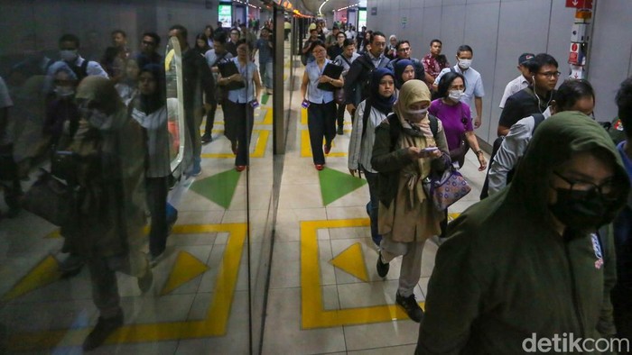 Sejumlah penumpang memadati layanan MRT Jakarta saat penerapan tarif khusus Rp1, Senin (22/6/2026).