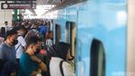 Antusias Warga Hari Ini Naik Transjakarta, MRT-LRT Cuma Rp1