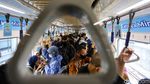 Antusias Warga Hari Ini Naik Transjakarta, MRT-LRT Cuma Rp1