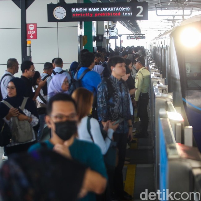 Antusias Warga Hari Ini Naik Transjakarta, MRT-LRT Cuma Rp1