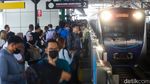 Antusias Warga Hari Ini Naik Transjakarta, MRT-LRT Cuma Rp1