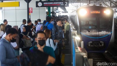 Antusias Warga Hari Ini Naik Transjakarta, MRT-LRT Cuma Rp1