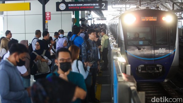 Antusias Warga Hari Ini Naik Transjakarta, MRT-LRT Cuma Rp1
