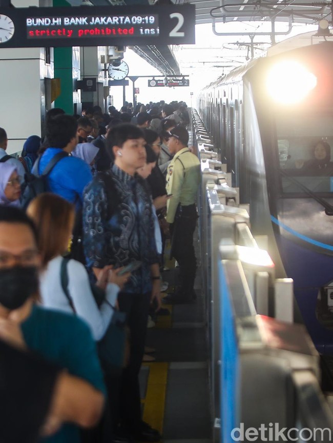 Antusias Warga Hari Ini Naik Transjakarta, MRT-LRT Cuma Rp1