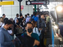 Antusias Warga Hari Ini Naik Transjakarta, MRT-LRT Cuma Rp1