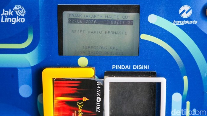 Sejumlah penumpang memadati layanan MRT Jakarta saat penerapan tarif khusus Rp1, Senin (22/6/2026).