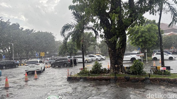 Hujan saat kemarau di Surabaya pagi ini