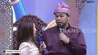 Jadi, di ulang tahun ini alhamdulillah Ayu sudah punya pasangan, sudah ada orang yang insyaallah bisa ada di dalam kehidupan Ayu. Mungkin bertahun-tahun satu dunia menjodohkan kita, tapi di sini karena rasa sayang itu buat saya mahal harganya, rasa sayang saya ke Ayu itu sama seperti mempertahankan harga diri saya, kata Ivan Gunawan dalam acara Brownis Trans TV, Senin (22/6/2026). Foto: dok. Capture Brownis Trans TV