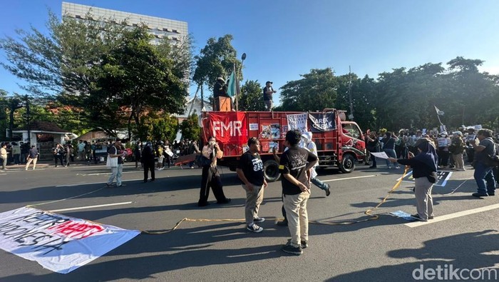 Jalan Gubernur Suryo ditutup ada aksi Rakyat Surabaya Menggugat