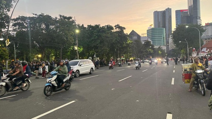Jalan Gubernur Suryo Surabaya dibuka lagi setelah demo bubar