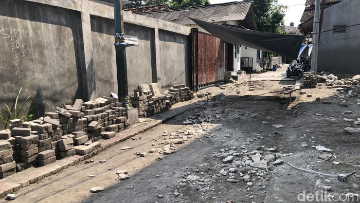 Penampakan perbaikan jalan di Balirejo, Jogja, Senin (22/6/2026). Warga sambat perbaikan tak kunjung selesai.