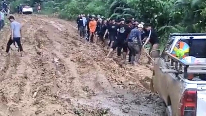 Jalan trans-nasional rusak parah di Malinau, Kalimantan Utara.